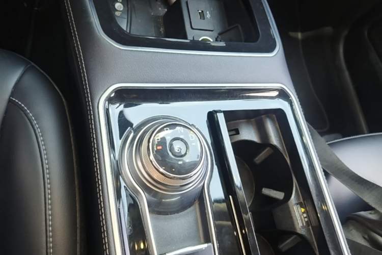 Used Ford Edge 2021 PLUS EcoBoost 245 Two-Wheel-Drive Titanium 7-Seater Gear Lever