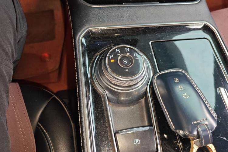 Used Ford Edge 2021 PLUS EcoBoost 245 Two-Wheel-Drive Titanium 7-Seater Gear Lever