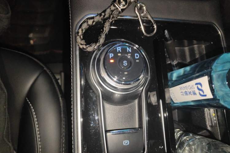Used Ford Edge 2021 PLUS EcoBoost 245 Two-Wheel-Drive Titanium 7-Seater Gear Lever