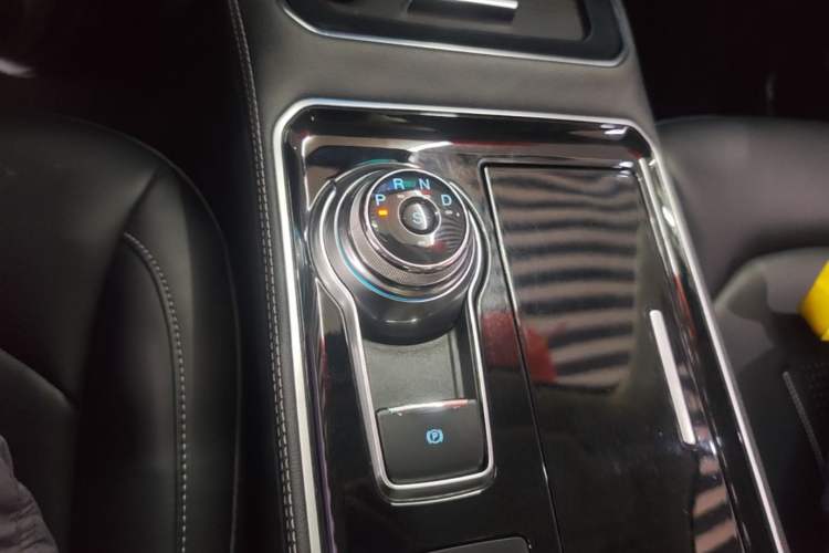 Used Ford Edge 2021 PLUS EcoBoost 245 Two-Wheel-Drive Platinum Edition 5 Seats Gear Lever