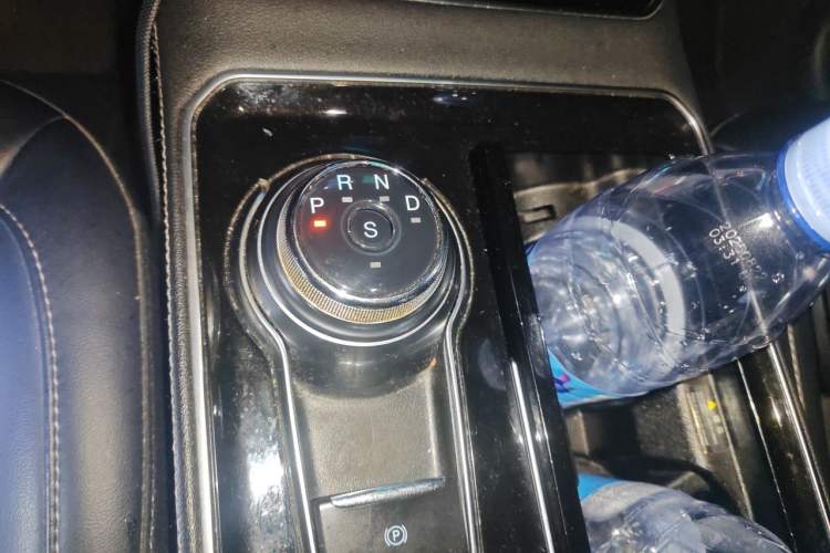 Used Ford Edge 2021 PLUS EcoBoost 245 Two-Wheel-Drive Titanium 7-Seater Gear Lever
