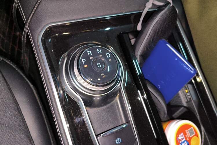 Used Ford Edge 2021 PLUS EcoBoost 245 Two-Wheel-Drive Titanium 7-Seater Gear Lever