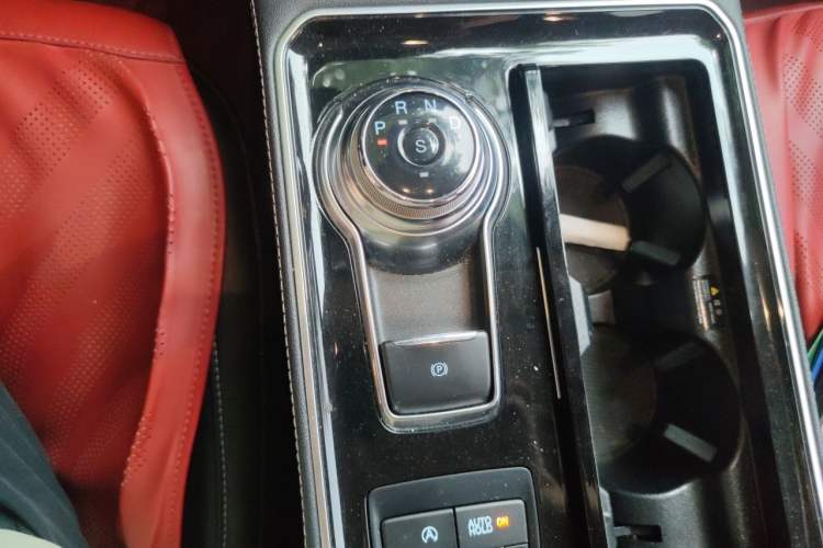 Used Ford Edge 2021 PLUS EcoBoost 245 Two-Wheel-Drive Titanium 7-Seater Gear Lever