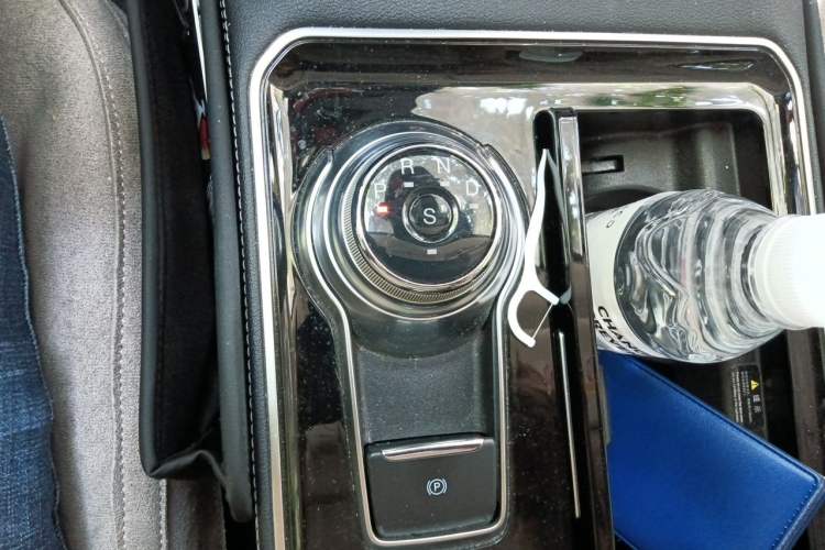 Used Ford Edge 2021 PLUS EcoBoost 245 Two-Wheel-Drive Titanium 7-Seater Gear Lever