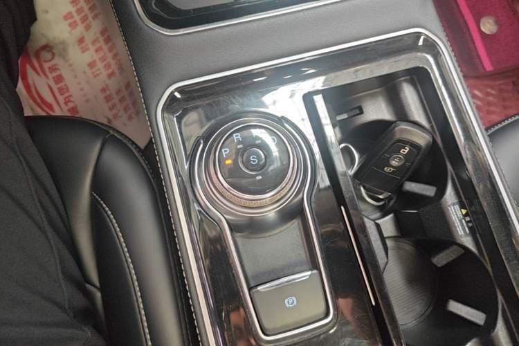 Used Ford Edge 2021 PLUS EcoBoost 245 Two-Wheel-Drive Titanium 7-Seater Gear Lever