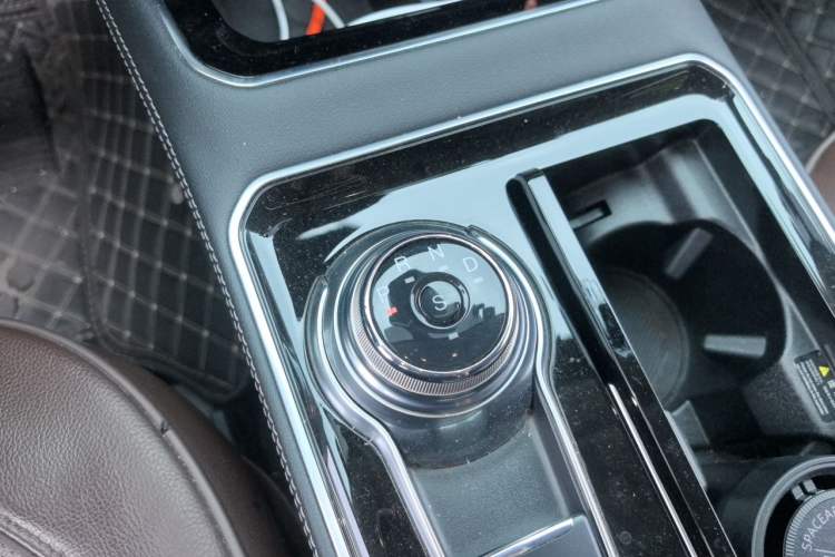 Used Ford Edge 2021 PLUS EcoBoost 245 Two-Wheel-Drive Titanium 7-Seater Gear Lever