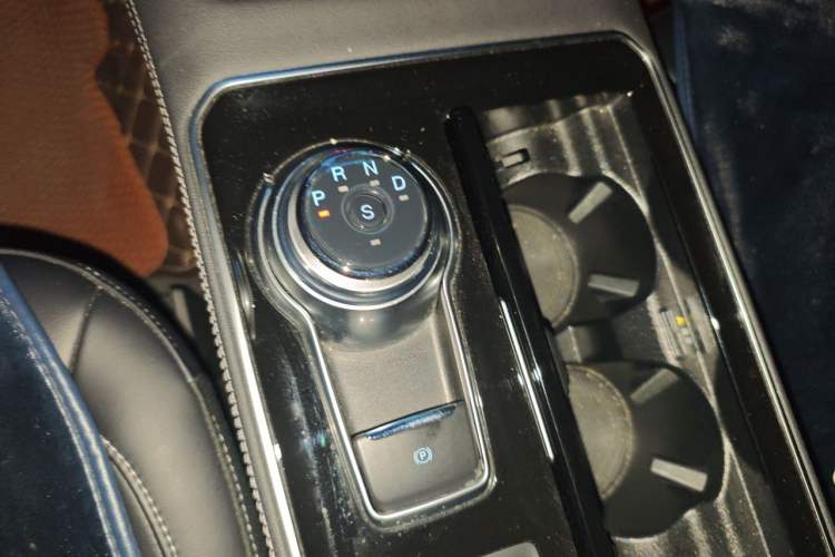 Used Ford Edge 2021 PLUS EcoBoost 245 Two-Wheel-Drive Titanium 7-Seater Gear Lever