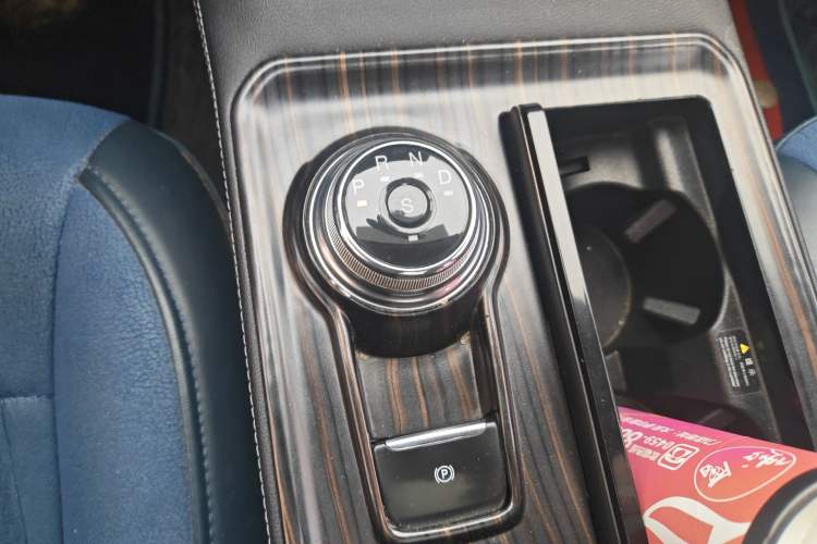 Used Ford Edge 2021 PLUS EcoBoost 245 Two-Wheel-Drive Platinum Edition 5 Seats Gear Lever
