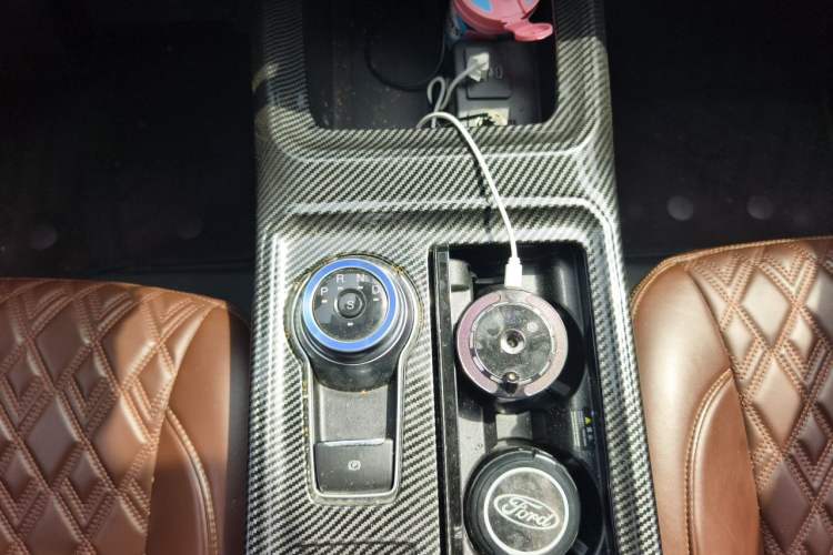 Used Ford Edge 2021 PLUS EcoBoost 245 4x4 ST-Line 7-Seater Gear Lever