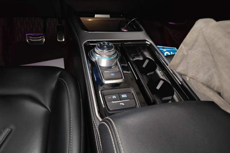 Used Ford Edge 2021 PLUS EcoBoost 245 Two-Wheel-Drive Titanium 7-Seater Gear Lever