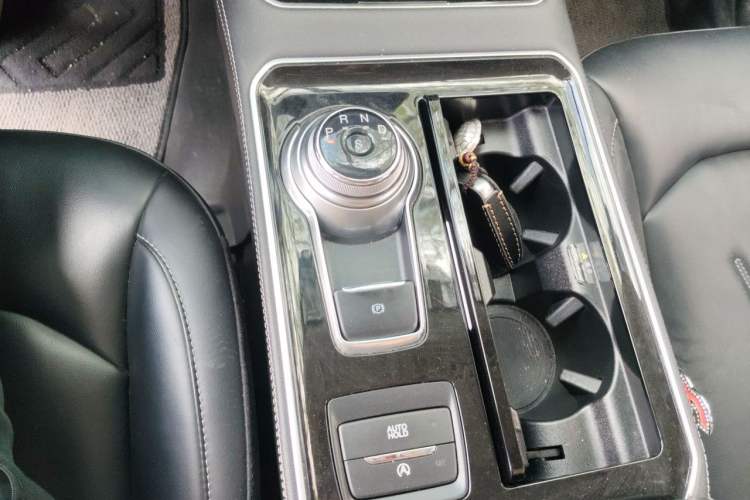 Used Ford Edge 2021 PLUS EcoBoost 245 Two-Wheel-Drive Platinum Edition 5 Seats Gear Lever