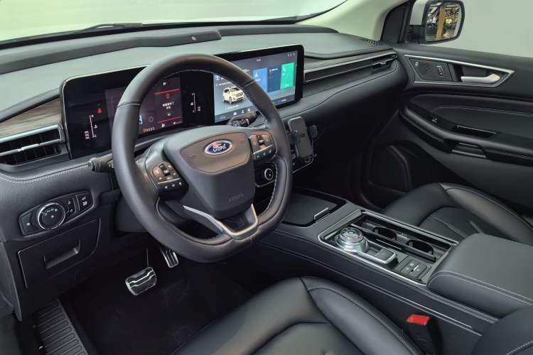 Used Ford Edge 2021 PLUS EcoBoost 245 Two-Wheel-Drive Titanium 7-Seater Interior 1