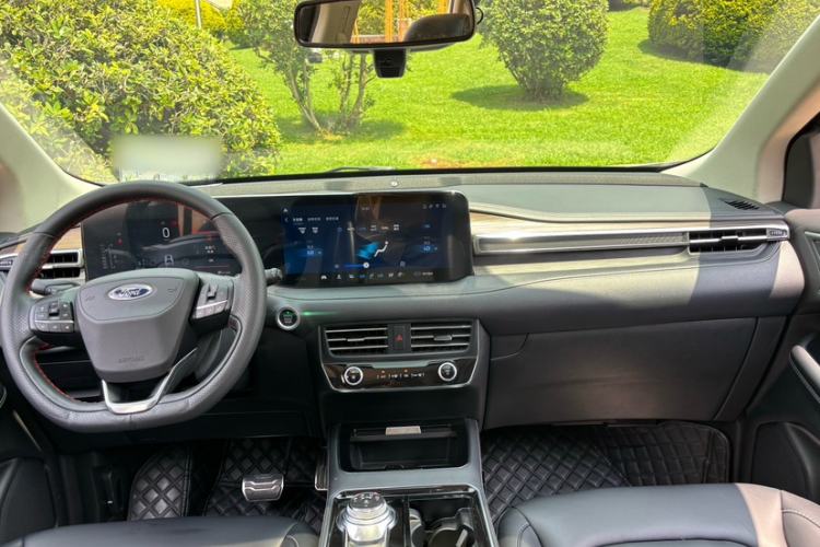 Used Ford Edge 2021 PLUS EcoBoost 245 Two-Wheel-Drive Titanium 7-Seater Interior 1