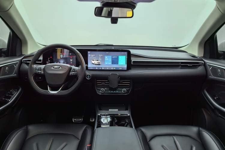 Used Ford Edge 2021 PLUS EcoBoost 245 Two-Wheel-Drive Titanium 7-Seater Interior 2