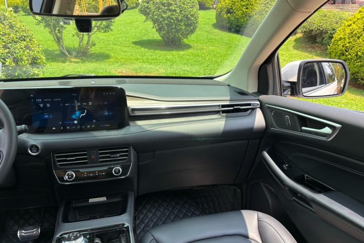 Used Ford Edge 2021 PLUS EcoBoost 245 Two-Wheel-Drive Titanium 7-Seater Interior 3