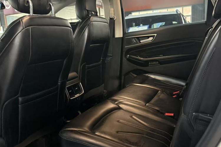 Used Ford Edge 2021 PLUS EcoBoost 245 Two-Wheel-Drive Platinum Edition 5 Seats Interior 3