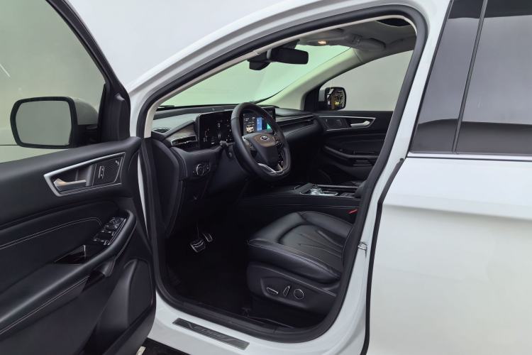 Used Ford Edge 2021 PLUS EcoBoost 245 Two-Wheel-Drive Titanium 7-Seater Interior 5