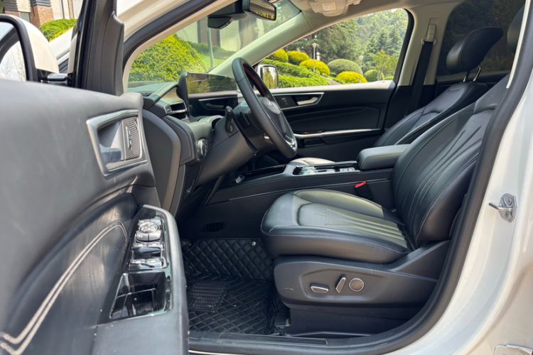 Used Ford Edge 2021 PLUS EcoBoost 245 Two-Wheel-Drive Titanium 7-Seater Interior 5