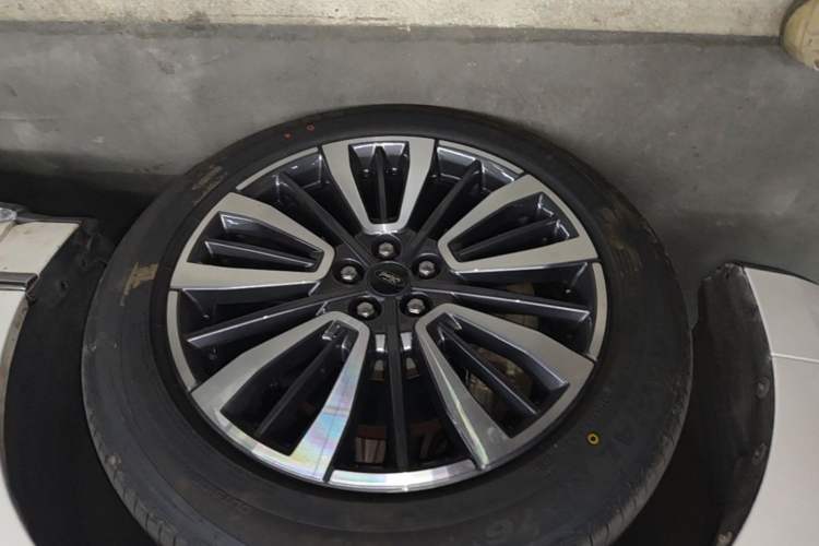 Used Ford Edge 2021 PLUS EcoBoost 245 Two-Wheel-Drive Titanium 7-Seater Left Front Wheel Hub