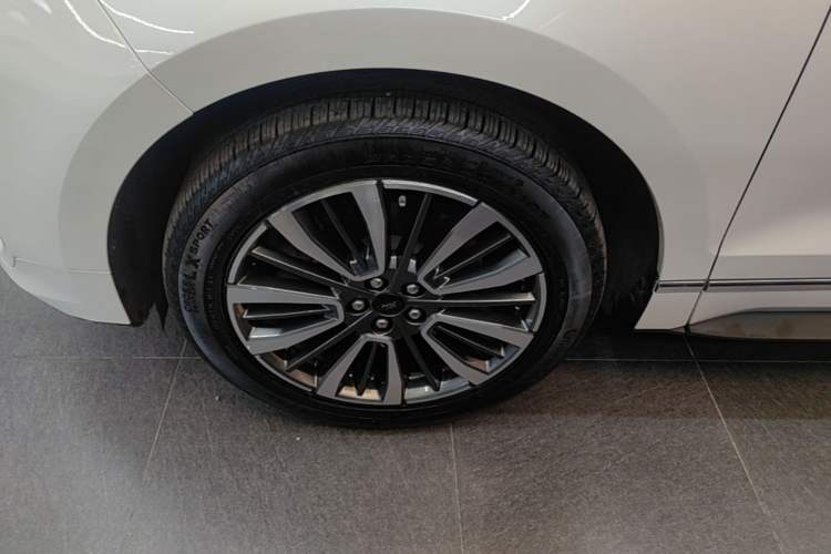 Used Ford Edge 2021 PLUS EcoBoost 245 Two-Wheel-Drive Titanium 7-Seater Left Front Wheel Hub