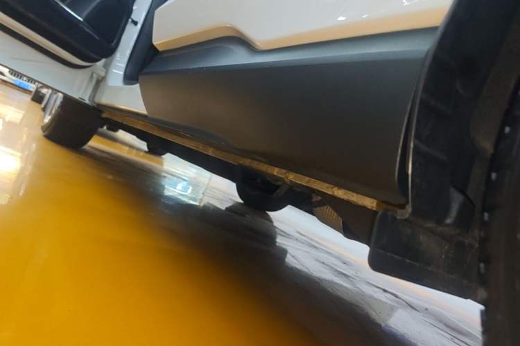 Used Ford Edge 2021 PLUS EcoBoost 245 Two-Wheel-Drive Platinum Edition 5 Seats Left Side Sill