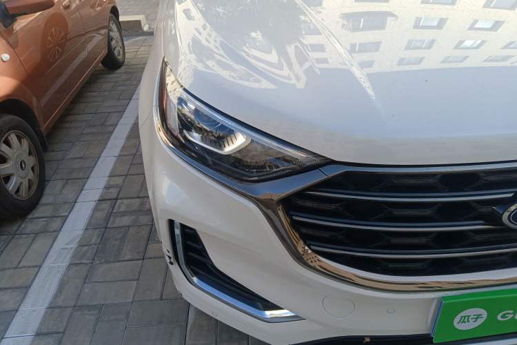 Used Ford Edge 2021 PLUS EcoBoost 245 Two-Wheel-Drive Titanium 7-Seater Right Front Headlight