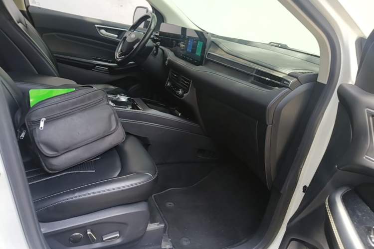 Used Ford Edge 2021 PLUS EcoBoost 245 Two-Wheel-Drive Titanium 7-Seater Right Front Seat