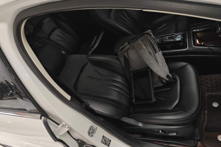 Used Ford Edge 2021 PLUS EcoBoost 245 Two-Wheel-Drive Titanium 7-Seater Right Front Seat