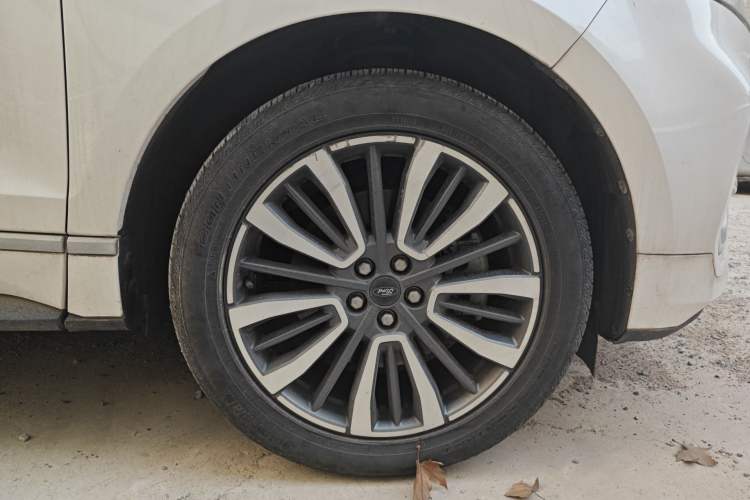 Used Ford Edge 2021 PLUS EcoBoost 245 Two-Wheel-Drive Titanium 7-Seater Right Front Wheel Hub