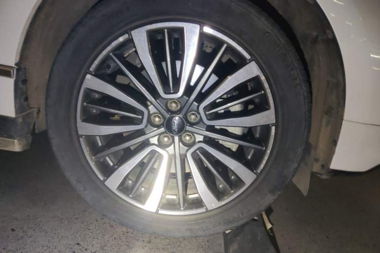 Used Ford Edge 2021 PLUS EcoBoost 245 Two-Wheel-Drive Titanium 7-Seater Right Front Wheel Hub