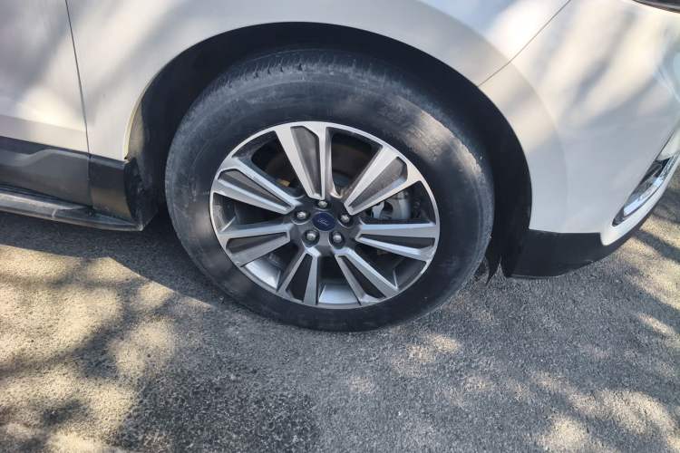 Used Ford Edge 2021 PLUS EcoBoost 245 Two-Wheel-Drive Platinum Edition 5 Seats Right Front Wheel Hub