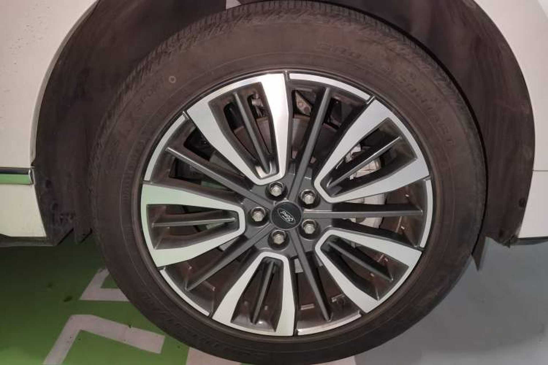 Used Ford Edge 2021 PLUS EcoBoost 245 Two-Wheel-Drive Titanium 7-Seater Right Front Wheel Hub