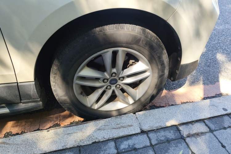 Used Ford Edge 2021 PLUS EcoBoost 245 Two-Wheel-Drive Elite 5-Seater Right Front Wheel Hub