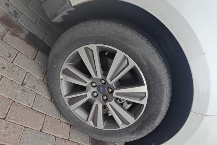 Used Ford Edge 2021 PLUS EcoBoost 245 Two-Wheel-Drive Platinum Edition 5 Seats Right Front Wheel Hub