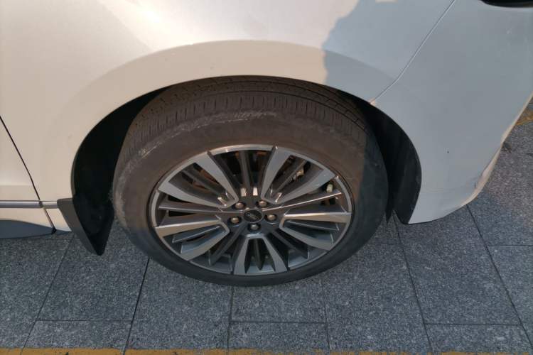 Used Ford Edge 2021 PLUS EcoBoost 245 Two-Wheel-Drive Titanium 7-Seater Right Front Wheel Hub