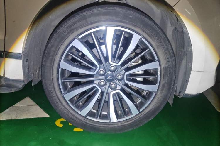 Used Ford Edge 2021 PLUS EcoBoost 245 Two-Wheel-Drive Titanium 7-Seater Right Front Wheel Hub