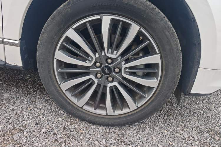 Used Ford Edge 2021 PLUS EcoBoost 245 Two-Wheel-Drive Titanium 7-Seater Right Front Wheel Hub