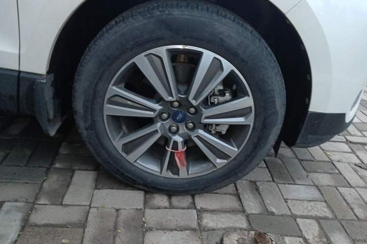 Used Ford Edge 2021 PLUS EcoBoost 245 Two-Wheel-Drive Platinum Edition 5 Seats Right Front Wheel Hub