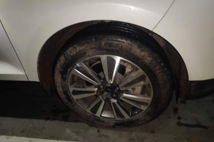 Used Ford Edge 2021 PLUS EcoBoost 245 Two-Wheel-Drive Platinum Edition 5 Seats Right Front Wheel Hub