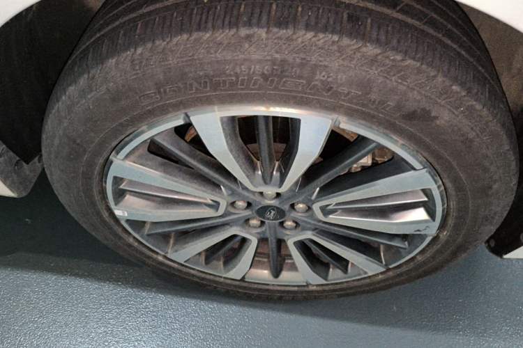Used Ford Edge 2021 PLUS EcoBoost 245 Two-Wheel-Drive Titanium 7-Seater Right Front Wheel Hub