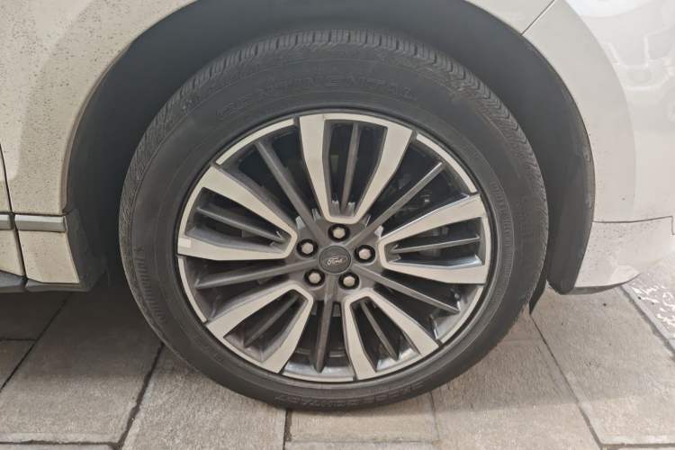 Used Ford Edge 2021 PLUS EcoBoost 245 Two-Wheel-Drive Titanium 7-Seater Right Front Wheel Hub