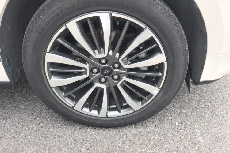 Used Ford Edge 2021 PLUS EcoBoost 245 Two-Wheel-Drive Titanium 7-Seater Right Front Wheel Hub