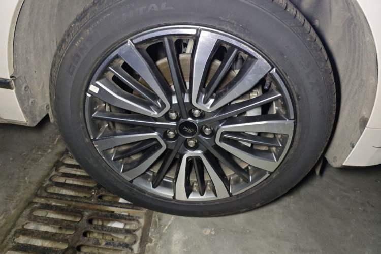 Used Ford Edge 2021 PLUS EcoBoost 245 Two-Wheel-Drive Titanium 7-Seater Right Front Wheel Hub