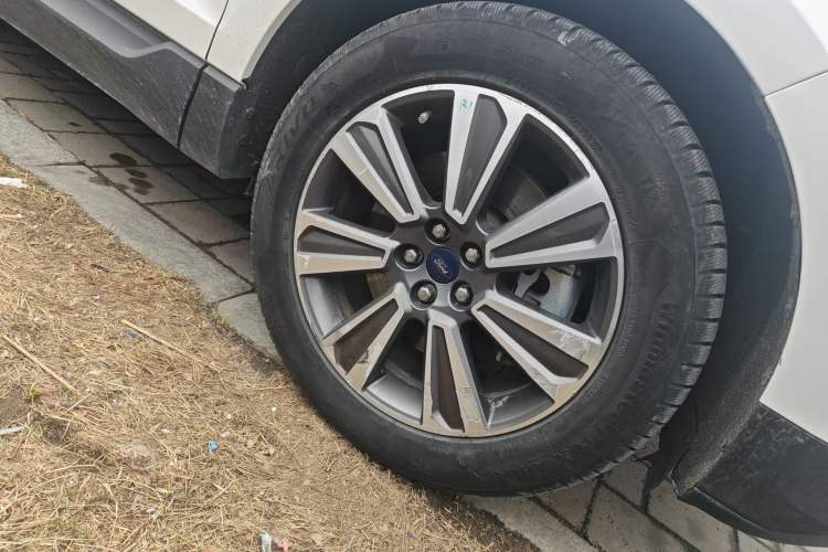 Used Ford Edge 2021 PLUS EcoBoost 245 Two-Wheel-Drive Platinum Edition 5 Seats Right Front Wheel Hub