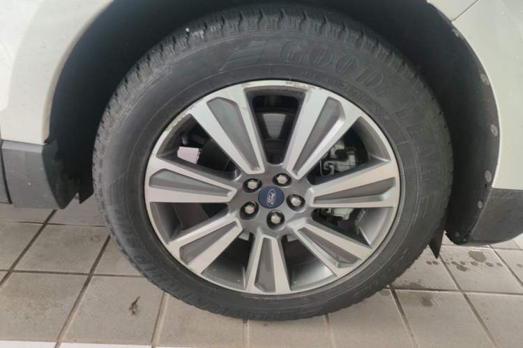 Used Ford Edge 2021 PLUS EcoBoost 245 Two-Wheel-Drive Platinum Edition 5 Seats Right Front Wheel Hub