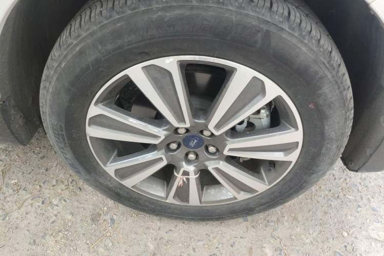 Used Ford Edge 2021 PLUS EcoBoost 245 Two-Wheel-Drive Platinum Edition 5 Seats Right Front Wheel Hub