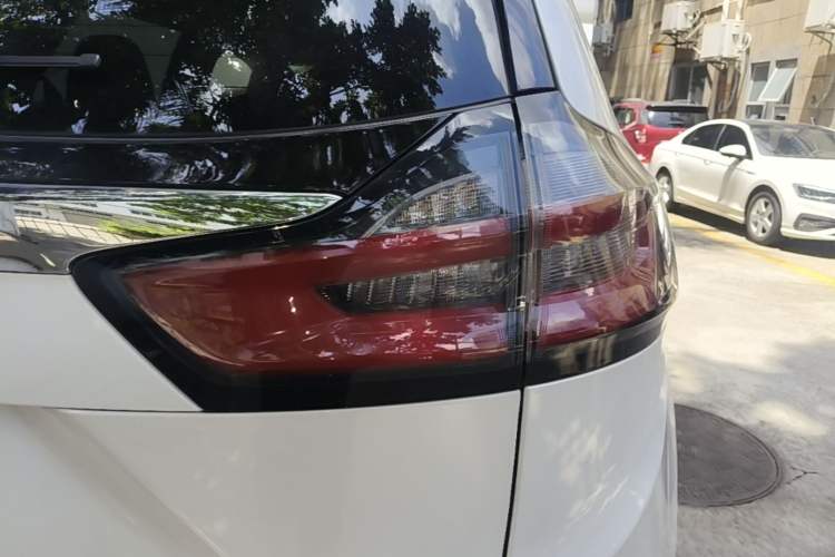 Used Ford Edge 2021 PLUS EcoBoost 245 Two-Wheel-Drive Titanium 7-Seater Right Rear Taillight
