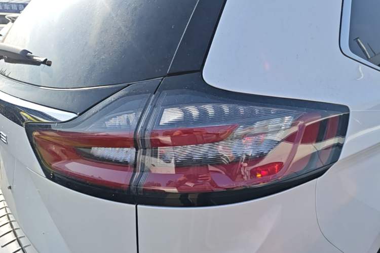 Used Ford Edge 2021 PLUS EcoBoost 245 Two-Wheel-Drive Titanium 7-Seater Right Rear Taillight