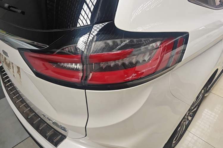 Used Ford Edge 2021 PLUS EcoBoost 245 Two-Wheel-Drive Titanium 7-Seater Right Rear Taillight