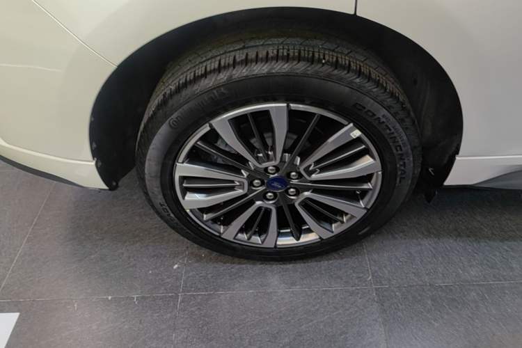 Used Ford Edge 2021 PLUS EcoBoost 245 Two-Wheel-Drive Titanium 7-Seater Right Rear Wheel Hub